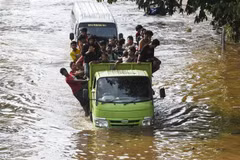 Demandan residentes a gobernador de Yakarta por negligencia en respuesta a inundaciones 