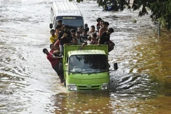 Demandan residentes a gobernador de Yakarta por negligencia en respuesta a inundaciones 
