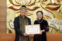 Condecoran a embajador indonesio con medalla de amistad de Vietnam