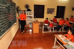 Fondo Lawrence S. Ting entrega regalos a personas con discapacidad de Vietnam