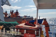 Rescatan a seis marineros vietnamitas accidentados en el mar