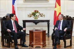 El presidente de Vietnam, Luong Cuong, (I) se reúne con el presidente del Senado de Chile, José García Ruminot. (Fuente: VNA)