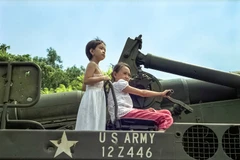 Prestigioso fotógrafo argentino con el libro ilustrado "Memorias de Guerra"