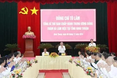 El secretario general del Partido Comunista de Vietnam, To Lam, se reúne con el Buró Ejecutivo del Comité partidista de la provincia de Ninh Thuan. (Foto: VNA)