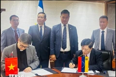 Delegados en la ceremonia de firma (Foto: VNA)