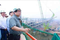 El primer ministro Pham Minh Chinh inspecciona la construcción del proyecto del aeropuerto internacional de Long Thanh en la provincia de Dong Nai. (Foto: VNA)