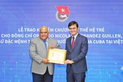 Entrega la medalla “Por la generación joven” al embajador cubano en Hanoi, Orlando Nicolás Hernández Guillén.