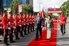 La presidenta de la Asamblea Nacional de Camboya, Samdech Khuon Sudary (derecha), preside una solemne ceremonia de bienvenida para el presidente de la Asamblea Nacional, Tran Thanh Man. (Foto: VNA)