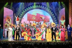 Efectúan programa artístico con motivo del 70º aniversario de la liberación de Hanoi