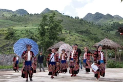 Trajes tradicionales: una característica cultural única del pueblo Lo Lo