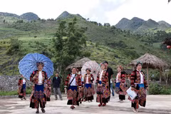Trajes tradicionales: una característica cultural única del pueblo Lo Lo