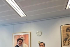 Ministro adjunto de Asuntos Exteriores del país oceánico, Tim Watts, y el embajador vietnamita en Australia, Pham Hung Tam. (Fuente: VNA)