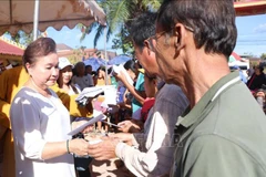 Vietnamitas en Laos respaldan a locales en estabilización de vida tras paso de tifón