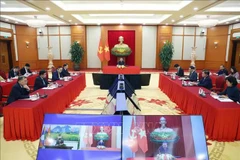 El secretario general del Partido Comunista de Vietnam (PCV), To Lam, sostiene conversaciones telefónicas con el secretario general del Partido Popular Revolucionario (PPRL) y presidente de Laos, Thongloun Sisoulith (Fuente: VNA)