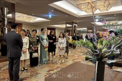 La Feria Internacional de Ikebana 2024 presenta 31 estilos tradicionales de arreglos florales japoneses con diversos colores y diseños artísticos únicos. (Foto: VNA)