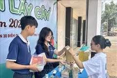 El programa "Intercambio de libros por árboles" en Gia Lai atrajo la participación de muchos jóvenes. (Fuente: VNA)