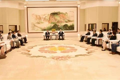 El jefe del Departamento de Propaganda y Educación del Comité Central del Partido Comunista de Vietnam, Nguyen Trong Nghia, se reúne con Huang Kunming, secretario del Comité del Partido Comunista de China en Guangdong. (Fuente: VNA)