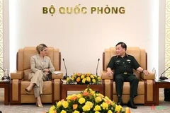 El viceministro de Defensa de Vietnam, Hoang Xuan Chien, se reúne con la secretaria de Estado francesa para los Veteranos y la Memoria, Patricia Miralle (Fuente: qdnd.vn)