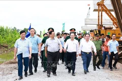 El primer ministro Pham Minh Chinh inspecciona las obras de construcción en la comuna de Binh Thanh, distrito de Phung Hiep, en provincia de Hau Giang. (Fuente: VNA)