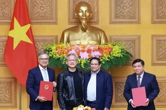 El primer ministro vietnamita, Pham Minh Chinh, (segundo a la derecha) y Jensen Huang, presidente y director general de NVIDIA, presenciaron la ceremonia de firma del Acuerdo de Cooperación entre el Gobierno de Vietnam y el grupo estadounidense.(Foto: VNA)