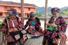 Las mujeres étnicas bordan hábilmente patrones en trajes tradicionales. (Fuente: VNA)