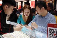 La gente compra oro en Vietnam (Fuente: VNA)