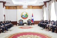 En el encuentro entre el primer ministro de Laos, Sonexay Siphandone y la delegación de la Academia de Ciencias y Tecnología de Vietnam (Fuente: VNA)