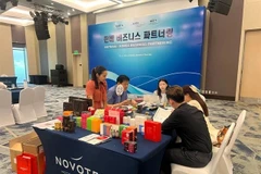 Empresas intercambian en el evento. (Foto cortesía de KOTRA Hanoi)