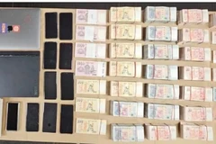 Dinero en efectivo y parafernalia de juegos de azar incautados (Foto: canalnewsasia.com)