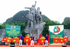 Un espectáculo en la ceremonia con motivo del aniversario 65 de la apertura de la ruta Truong Son (Fuente: VNA)