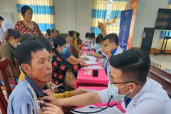 Los médicos realizan consulta médica a los pobladores de la provincia de Kien Giang (Fuente: VNA)