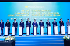 El primer ministro Pham Minh Chinh y los delegados en la ceremonia para celebrar el aniversario 30 de la apertura de vuelos directos de Vietnam Airlines a Corea del Sur (Fuente: VNA) 