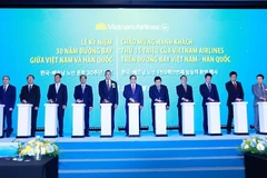 El primer ministro Pham Minh Chinh y los delegados en la ceremonia para celebrar el aniversario 30 de la apertura de vuelos directos de Vietnam Airlines a Corea del Sur (Fuente: VNA) 