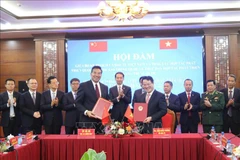 En la firma del memorando de entendimiento para promover la construcción piloto del paso fronterizo inteligente en la par de frontera Huu Nghi (Vietnam) y Youyi Guan (China). (Fuente: VNA)