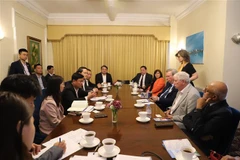 En la sesión de trabajo entre la delegación de Nghe An, la Cámara de Comercio del Oeste de Londres y algunas empresas británicas y vietnamitas en el Reino Unido. (Fuente: VNA)