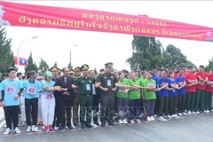 Oficiales jóvenes de Vietnam y Laos participan en maratón transfronterizo el 2 de octubre. (Foto: VNA)