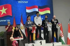 Bao Phuong Vinh (de pie a la izquierda en el podio) terminó segundo en el evento de tres bandas de la Copa Mundial de Ankara en Turquía (Foto: nld.com.vn)