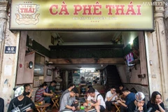 Un siglo de conservación del café tostado en leña en Hanoi 