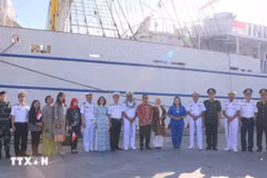 Los líderes del Comando de la Región Naval 1 de la Armada Popular de Vietnam y los miembros del buque de guerra de Indonesia KRI Bima Suci (Fuente: VNA)
