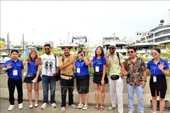 Los turistas indios toman foto antes de explorar la Bahía de Ha Long (Fuente: VNA)