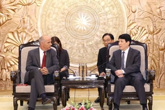 El miembro del Buró Político y miembro permanente del Secretariado del Comité Central del Partido Comunista de Vietnam, Luong Cuong, recibe al secretario general del Partido Comunista Portugués, Paulo Raimundo (Fuente: VNA)