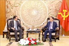 El secretario del Comité Central del Partido Comunista de Vietnam y jefe de su Comisión de Relaciones Exteriores, Le Hoai Trung (derecha) y el embajador chino en Hanoi, He Wei (Fuente: VNA)