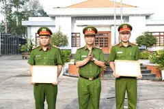 La entrega de certificados de méritos a dos capitanes de Long An (Fuente: Bao Long An)