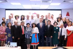 El cónsul general adjunto de Rusia en Ciudad Ho Chi Minh, Iurii Nemtsov, y los delegados del evento (Fuente: VNA)