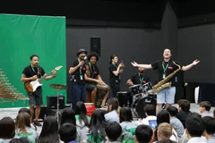 Actuación de la banda Salsangroove en el intercambio con estudiantes de la escuela internacional Concordia. (Foto: Embajada de Colombia en Vietnam) 