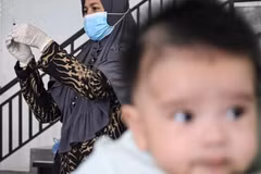Una enfermera prepara una vacuna Bacillus Calmette-Guérin (BCG) contra la tuberculosis durante un programa nacional de inmunización infantil en un puesto de servicios integrados en Banda Aceh, Aceh, el 9 de junio de 2022 (Foto: AFP)