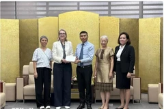 El vicepresidente del Comité Popular de Da Nang, Ho Ky Minh (centro) y la cónsul general de Australia en Ciudad Ho Chi Minh, Sarah Hooper (segunda desde derechaa) (Fuente: VNA)