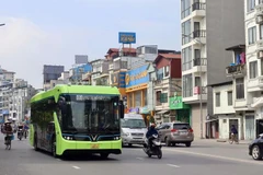 Hanoi ha desplegado varias rutas de autobuses eléctricos para reducir la emisión de gases de efecto invernadero (Foto: Vietnam+) 