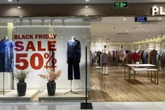 Una tienda con ofertas atractivas en el centro comercial Trang Tien Plaza en Hanoi (Fuente: VNA) 