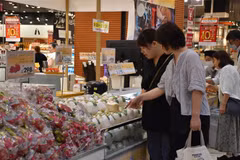 Los consumidores japoneses compran frutas de Vietnam (Fuente: VNA)